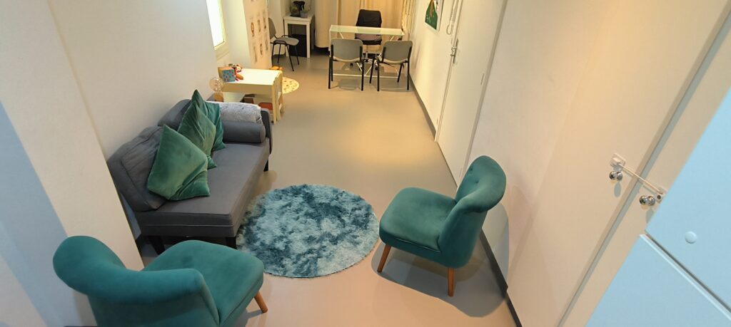 Espace de thérapie lumineux et confortable du cabinet de psychologie à Mandelieu