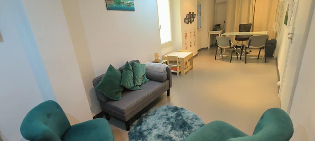 Photo du cabinet de Vanessa Martinet à Mandelieu-La Napoule, espace d’écoute et de confidentialité pour consultations psychologiques tous âges