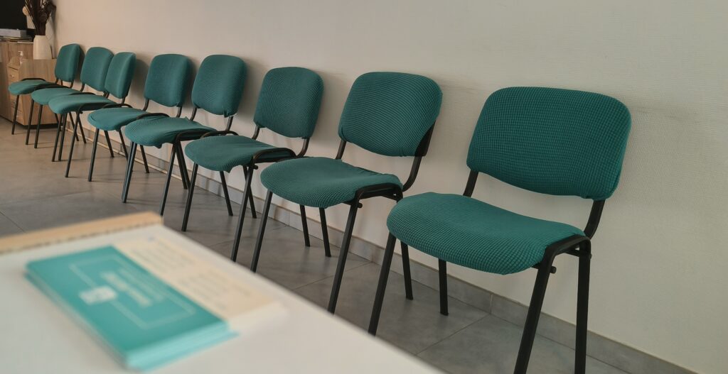 Salle d’attente du cabinet de Vanessa Martinet, psychologue à Mandelieu-La Napoule, offrant un accueil confortable et accessible à tous les patients