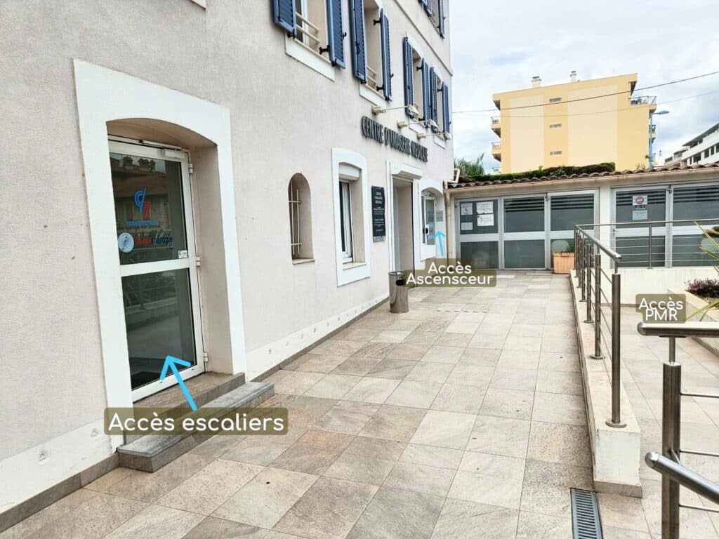 Accès au cabinet de Vanessa Martinet : entrée par escalier, ascenseur et rampe PMR accessibles à tous.