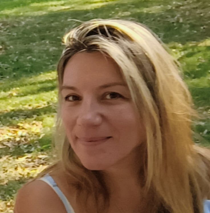 Portrait extérieur de Vanessa Martinet, psychologue clinicienne et psychothérapeute à Mandelieu-La Napoule