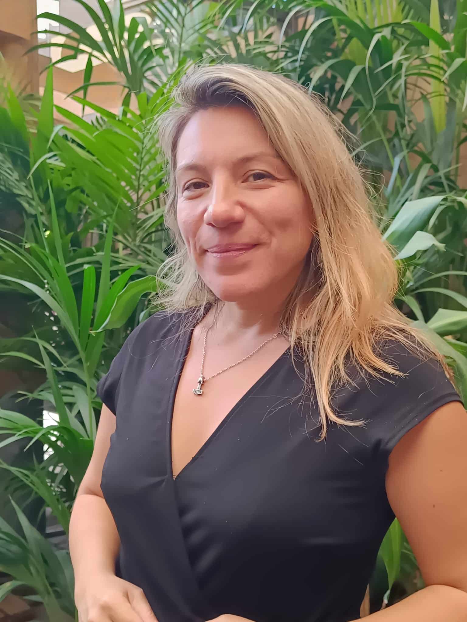 Portrait extérieur de Vanessa Martinet, psychologue clinicienne et psychothérapeute à Mandelieu-La Napoule