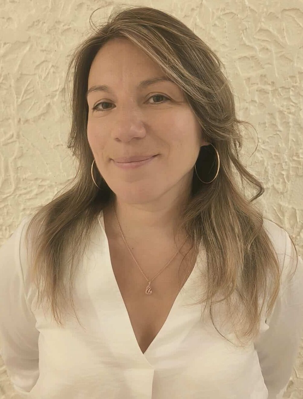 Portrait extérieur de Vanessa Martinet, psychologue clinicienne et psychothérapeute à Mandelieu-La Napoule, experte près de la cours d'appel d'Aix-en-Provence